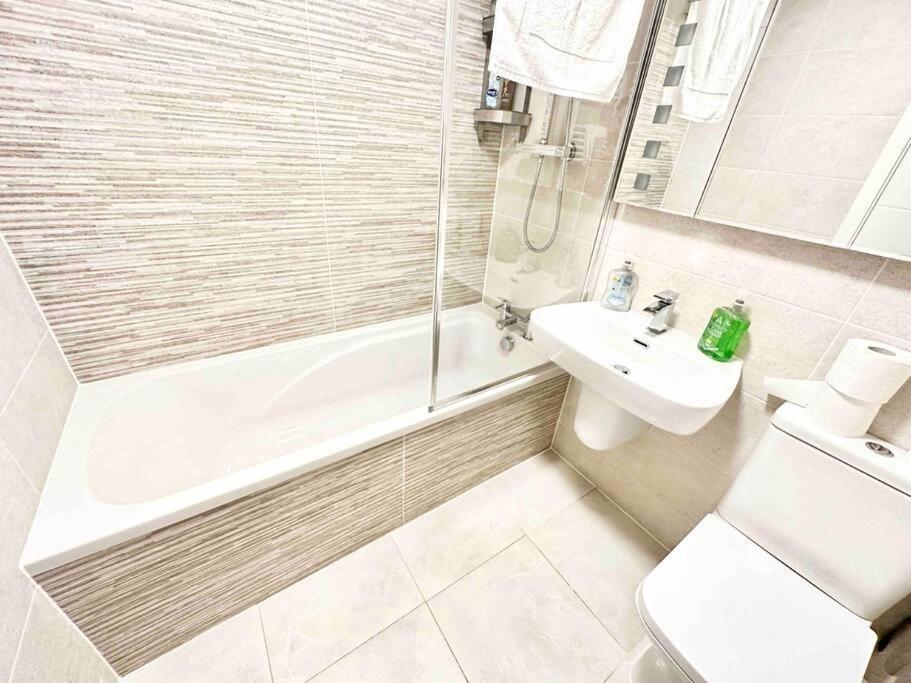 Paradigm House, Stunning 2-Bedroom Apartment 1, Free Parking, أكسفورد المظهر الخارجي الصورة